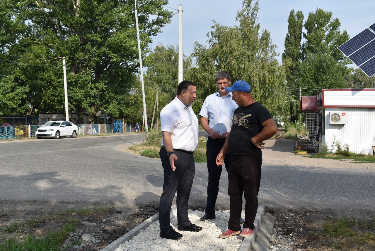 Глава района проверил ход работу по ремонту тротуара на ул. Образцова