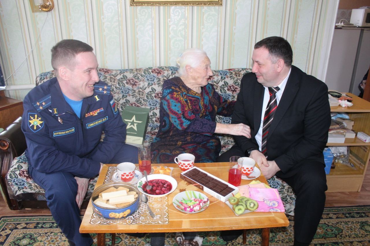 Глава района поздравил ветерана ВОв с Днем защитника Отечества