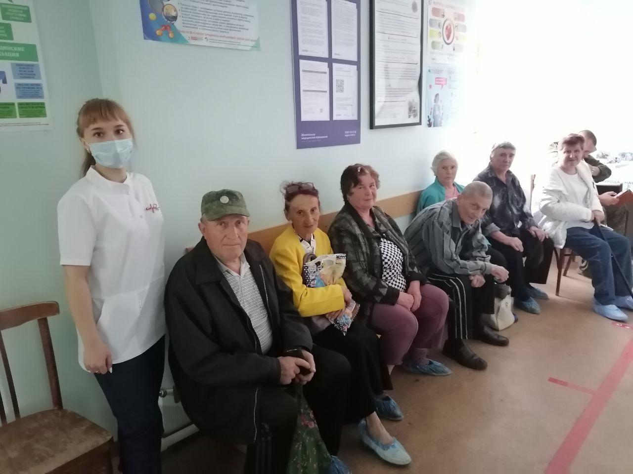 Пожилых жителей отдаленных сел привозят на диспансеризацию в Ртищево